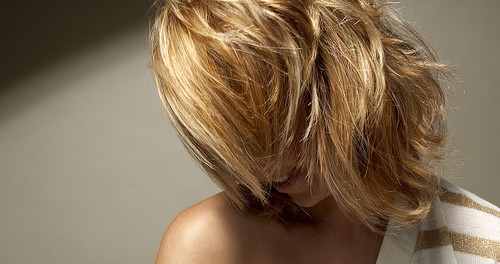 Haare mit schimmernden Goldreflexen, glänzend wie die Sonne selbst