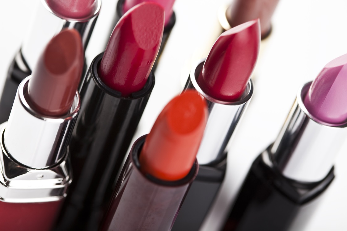 Lippenstifte in orange, rot und braun