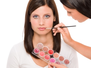 Lippenstyling beim Make-up-Artist