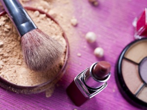 Make-up: Pinsel, Puder und Lippenstift