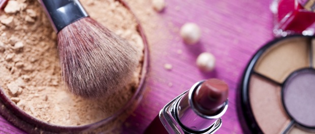 Make-up: Pinsel, Puder und Lippenstift