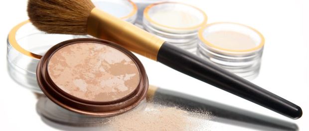 Puder und Pinsel fürs Make-up 