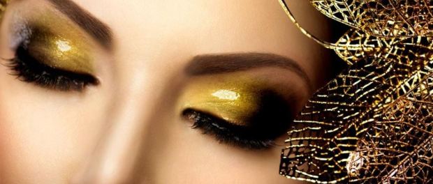 Smoky Eyes in Gold-Tönen schminken