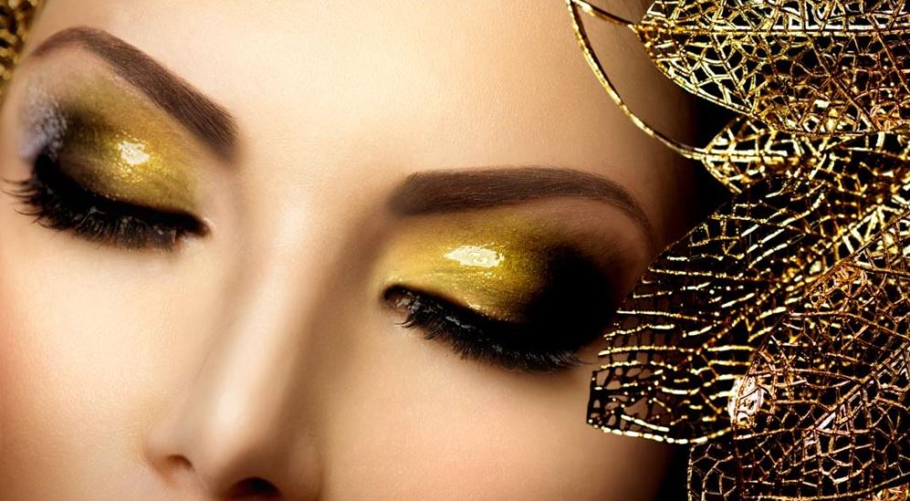 Smokey Eyes in Gold-Tönen schminken