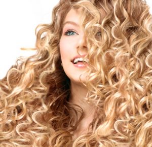 Haare mit kleinen Locken